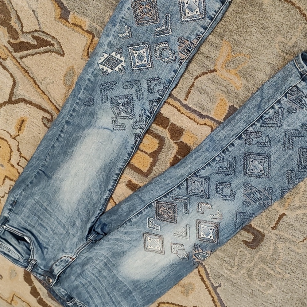 Cartise Jeans with Embroidery